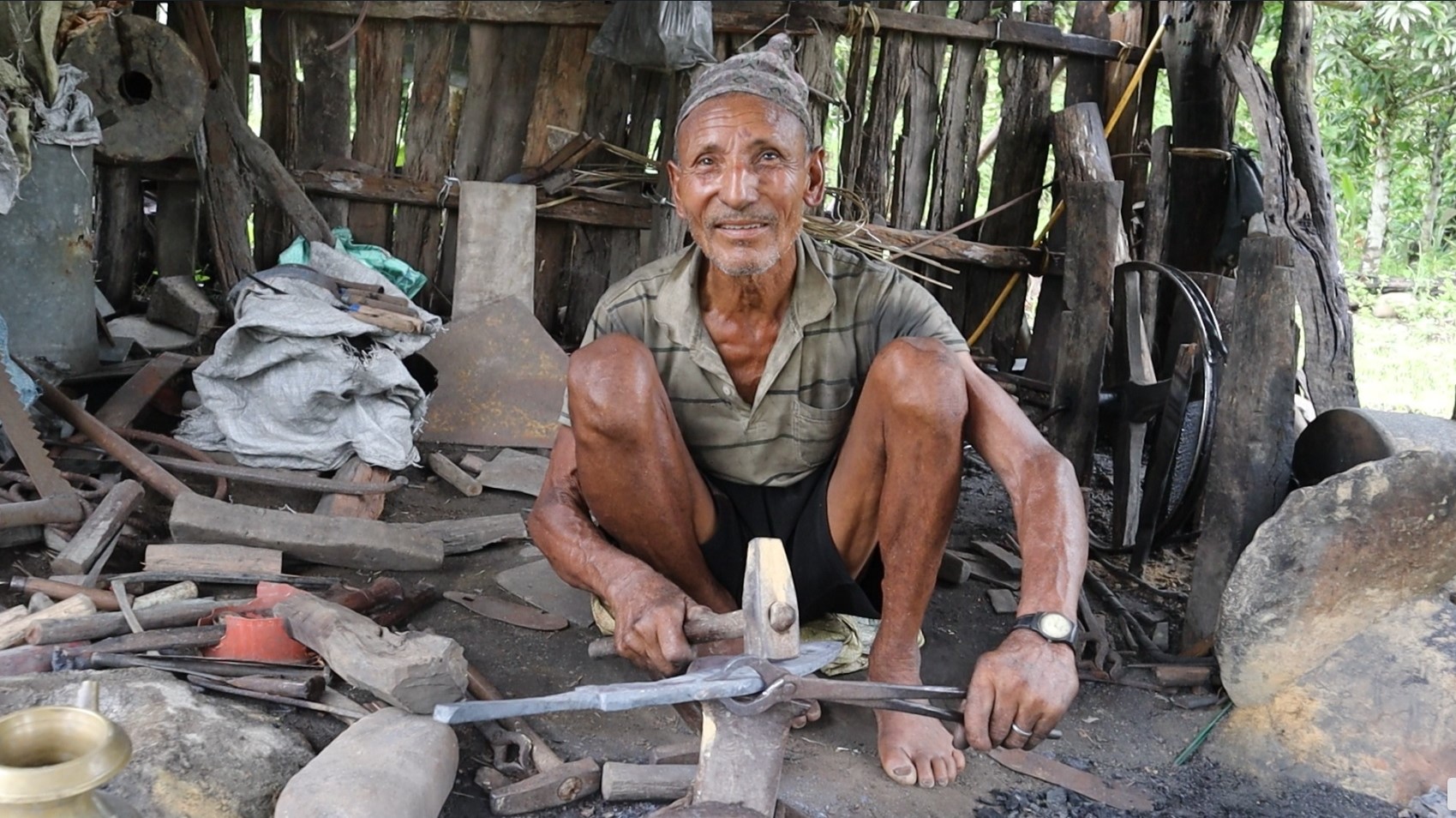 छ दशकदेखि आरनमा फलाम पिट्दै पदमलाल